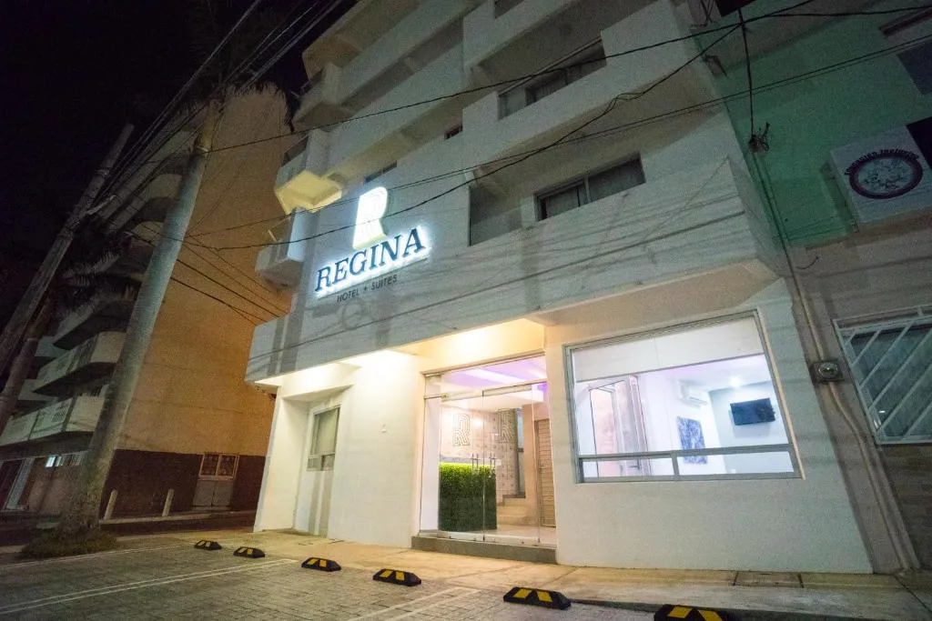 Hotel Suites Regina exterior at night